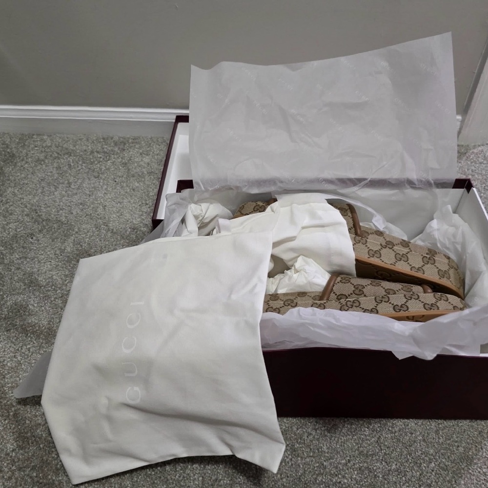 Gucci Women's Beige and Brown Logo Sandals
With Dust bag, Box and Certificate